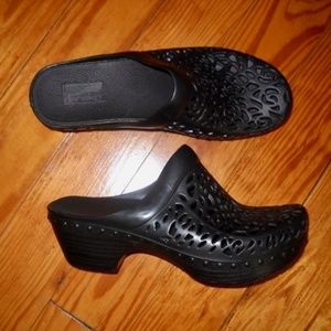 *SALE* Dansko Pippa Thermoplastic Rubber Perforated Clogs Mules Shoes Size 38